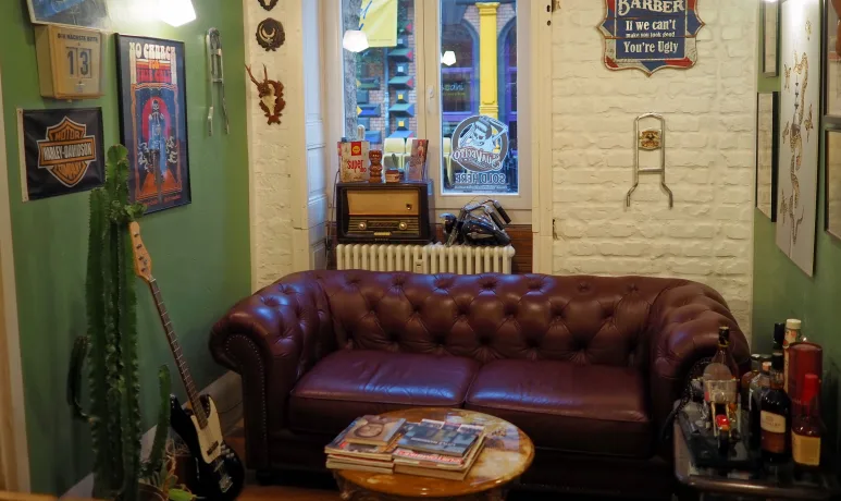 Sailer's Barbershop waiting area with classic interior in Mannheim