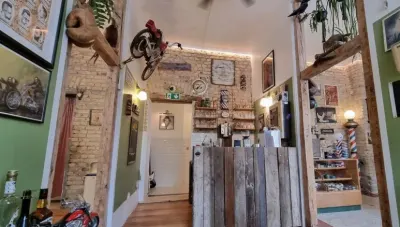 Blick durch den Laden mit Holztheke, Ziegelwand und Motorrad an der Decke